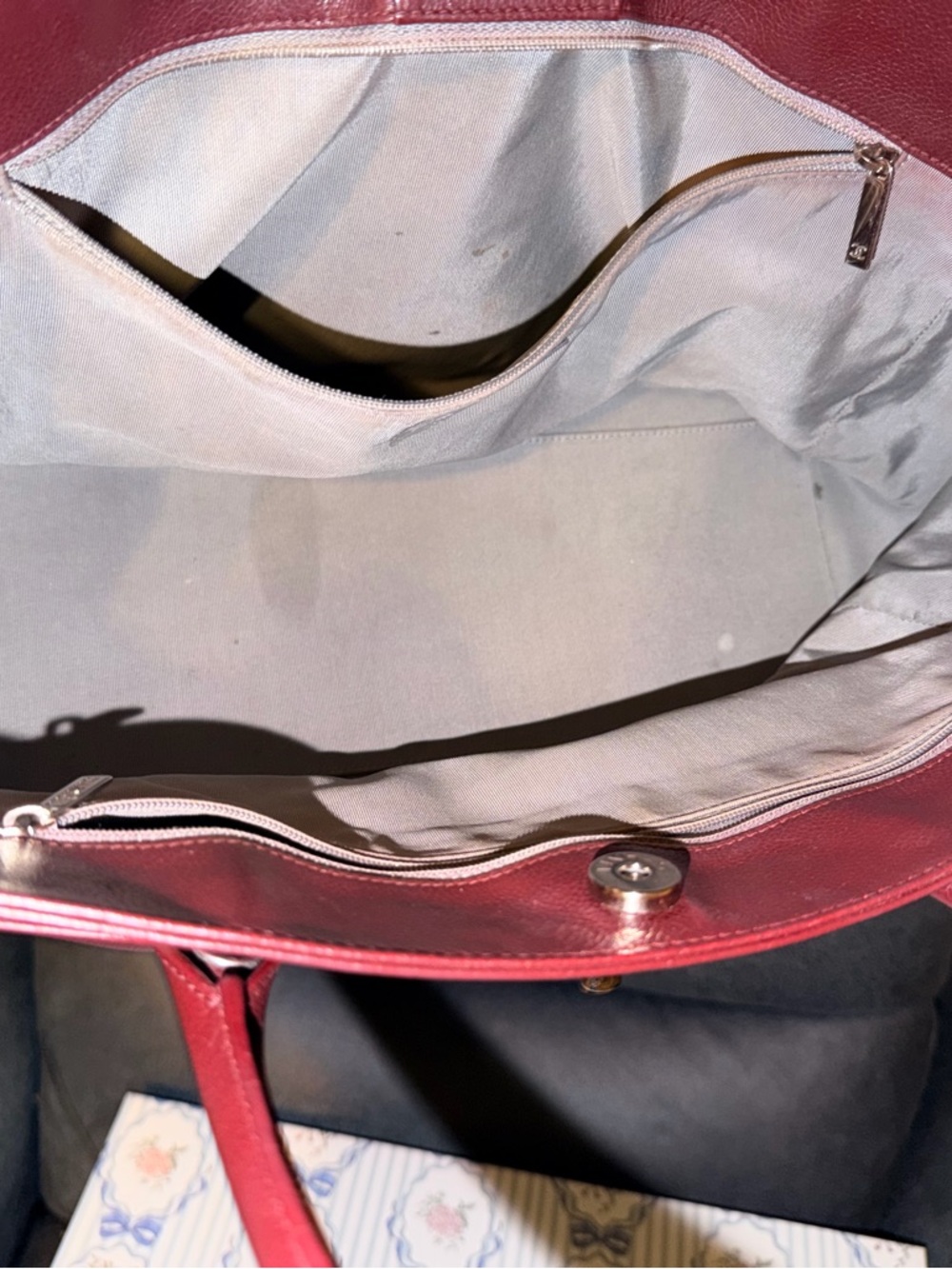 CHANEL Executive Cerf Leather Tote with CC Emblem - Picture 15 of 17